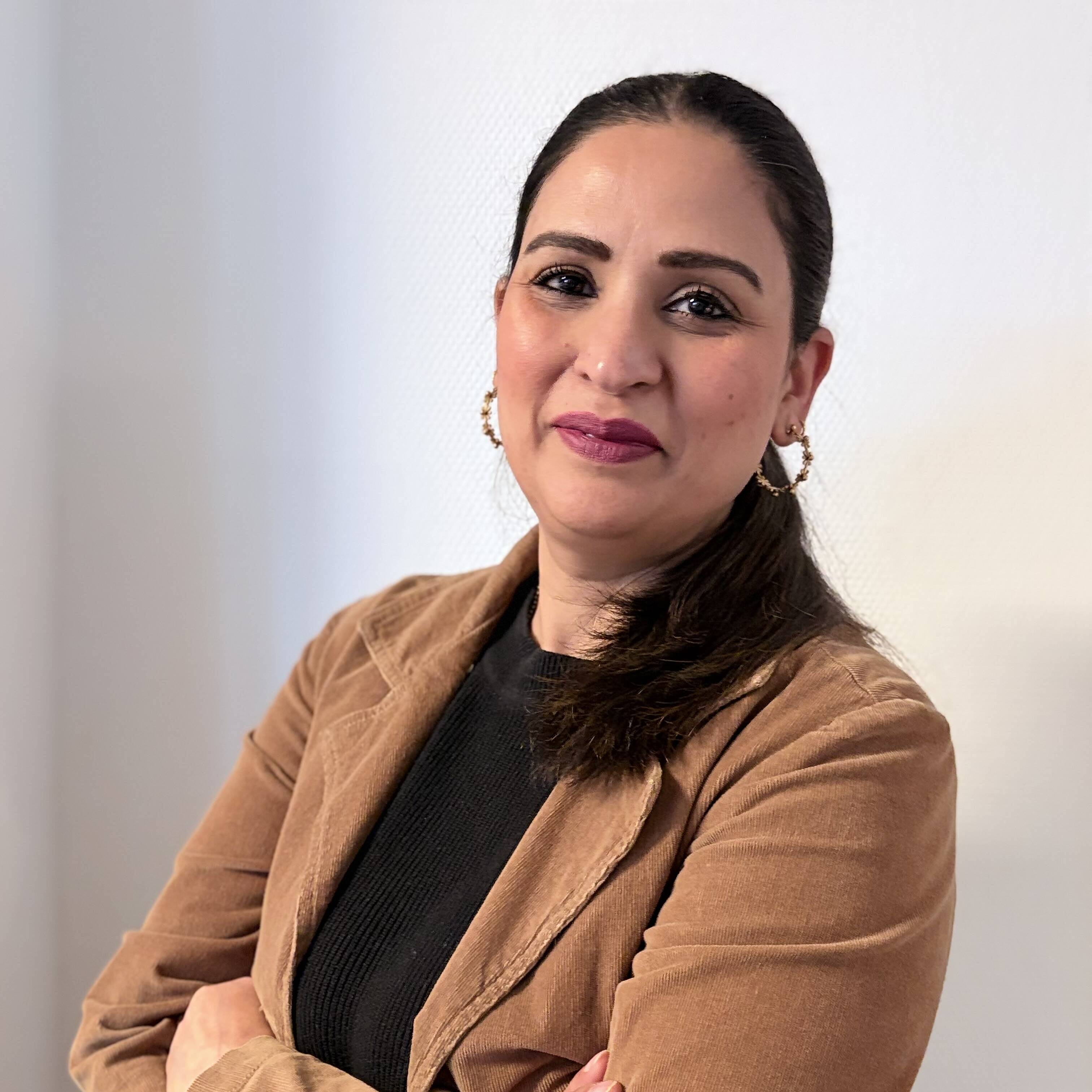 Öffnet die Seite 'Priya Dey'